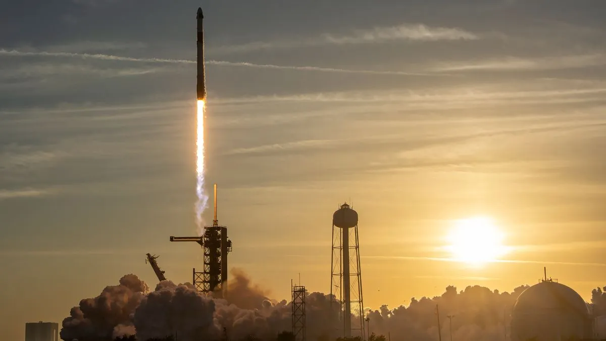 Eine Rakete startet mit der tief stehenden Sonne am Himmel im Hintergrund.