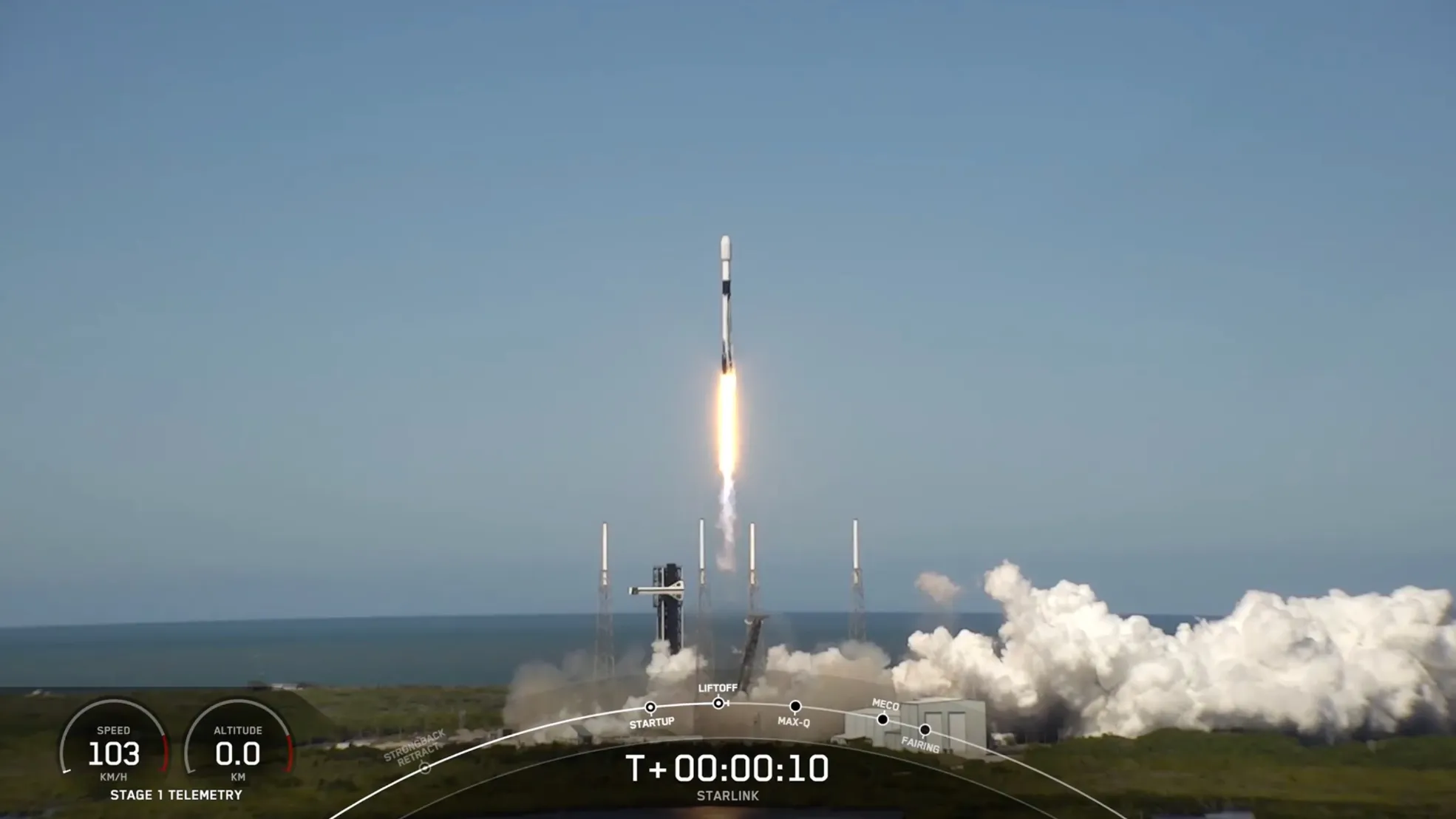 Eine schwarz-weiße SpaceX Falcon 9-Rakete startet in einen blauen Himmel.