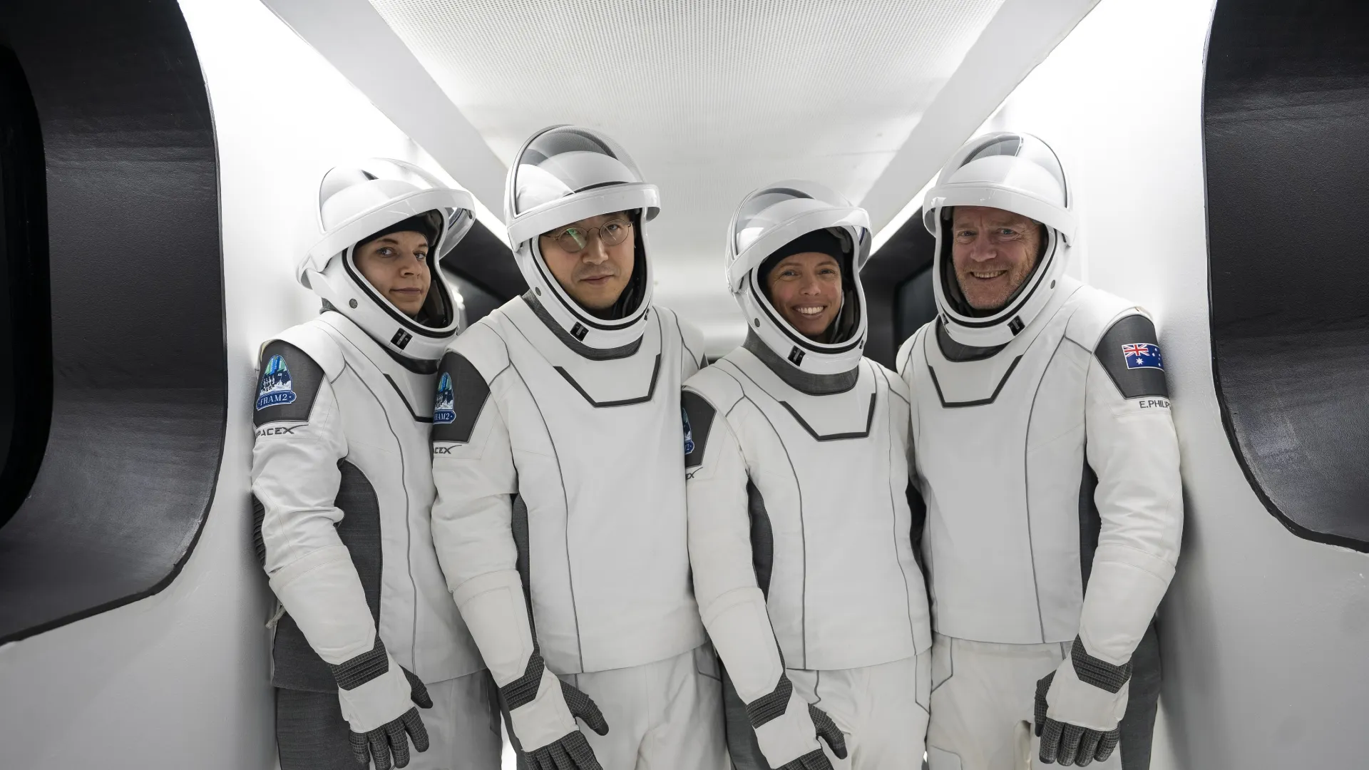 Die vier Fram2-Astronauten posieren für ein Mannschaftsporträt während eines Probelaufs vor dem Start am 31. März 2025 mit einer Falcon 9-Rakete.